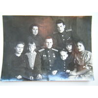 Студийное фото офицеров РККА с семями. Который посредине, интересное расположение звёзд на погонах.