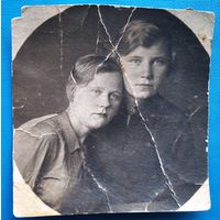 Фото двух девушек. 1934 г. 7х7.5 см