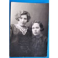 Фото двух девушек. 1930-е г. 8х12 см