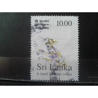 Шри-Ланка 2002 Женская рука держит цветок