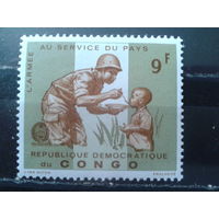 Конго (Киншаса) 1965 Солдат кормит ребенка**