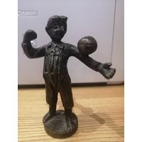Старая статуэтка Мальчик с мячем