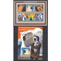 Мир моря. Фауна. Белые медведи. Мозамбик. 2012. 1 малый лист и 1 блок. Michel N 2566-2721, бл168 (26,0 е)