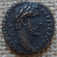 Рим Антонин Пий, 138-161 н. э.,сестерций   Рим. S. C. Пакс  стоит влево, факелом поджигает груду оружия и держит рог изобилия в левой руке 9,03гр.24,4мм