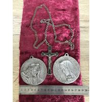 Медальоны католические с крестом.