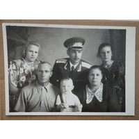 Семейное фото с молодым лейтенантом. 12.5х17 см
