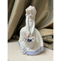 Фарфоровая статуэтка "Девушка с корзиной цветов"