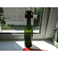 Немецкая пивная "траншейная" бутылка с керамической пробкой на проволоке.Надписи.Период ВОВ.Не открывалась.Целая.Пол литра.