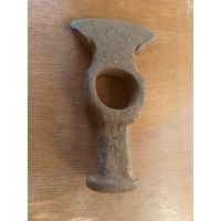 Старинный кованый инструмент молоток-топорик