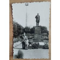 Фото у памятника Заслонову на вокзале в Орше. 1950-е. 6х9 см.
