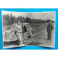 Фото возле автомобиля. 1950-е. 12х18 см.