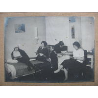 Фотография девушек 1 курса в общежитии Ленинградского химико-фармацевтического факультета. 1927 год