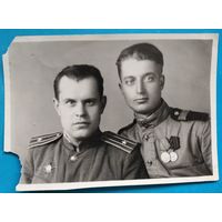 Фото двух военных с наградами. 8х11 см