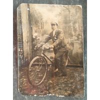 Фото мужчины с велосипедом. 1920-е? 8х11.5 см