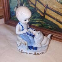 Статуэтка фарфоровый Мальчик с собакой