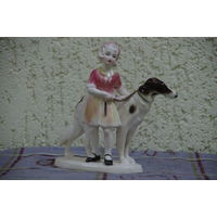 Статуэтка фаянсовая   " Девочка с собакой "   Германия    ( целая )  высота 17 см , длинна 17,5 см