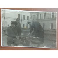 Фото "Чистка рыбы под контролем командира", Минск, 1940 г.