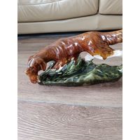 Фарфоровая статуэтка собака с уткой.