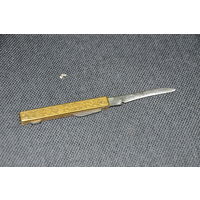 Перочинный складной советский  нож с латунной  ручкой,заклёпками. И знаком  качества на  правой  накладке.