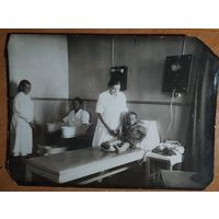 Фото из СССР. В процедурном кабинете. 1930-е?. 13х18 см.