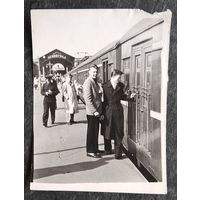 Фото на перроне железнодорожного вокзала. г.Лениград. 1950-е. 9х12 см