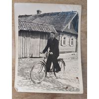 Фото на велосипеде на фоне старого дома. 9х12 см