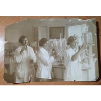 Фото из СССР. В медицинской лаборатории. 1930-е? 12х16.5 см