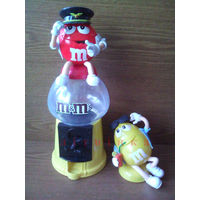 V Диспенсер M&M's эмэндэмс: Желтый турист, Красный капитан (Dispenser Choco XXL-Spender: Sun Loving Yellow, Captain Red). Z (дозатор для конфет драже, копилка)