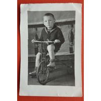 Фото мальчика на велосипеде. 1950-е? 6х9 см