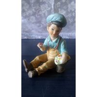 Статуэтка керамическая "Мальчик с корзиной цветов"