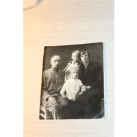 Фото семьи, 1930-е годы, размер 10*8 см.